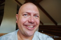 Chris blir fotad av Agnes 4 år